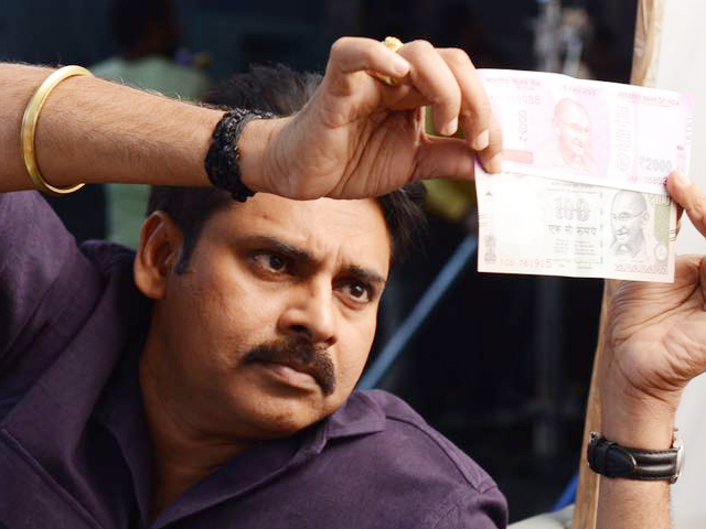 Pawan Kalyan Checking Rs 2000 Note